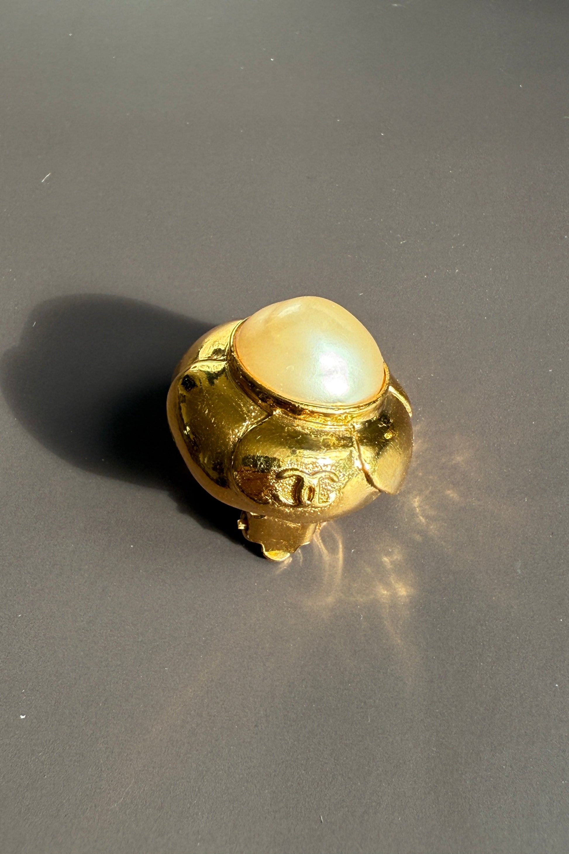 Clips d’oreilles Chanel vintage en métal doré avec perle baroque