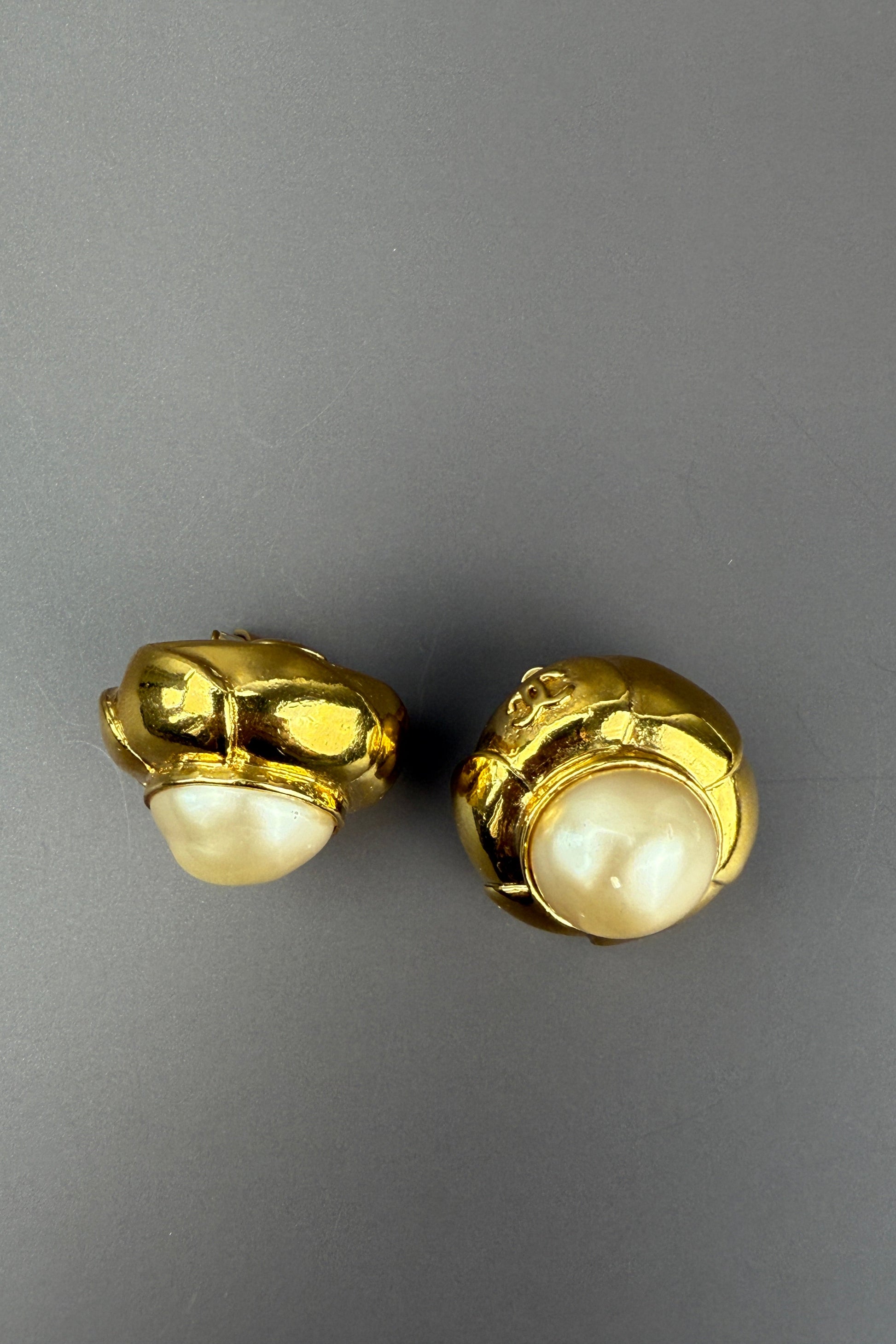 Clips d’oreilles Chanel vintage en métal doré avec perle baroque