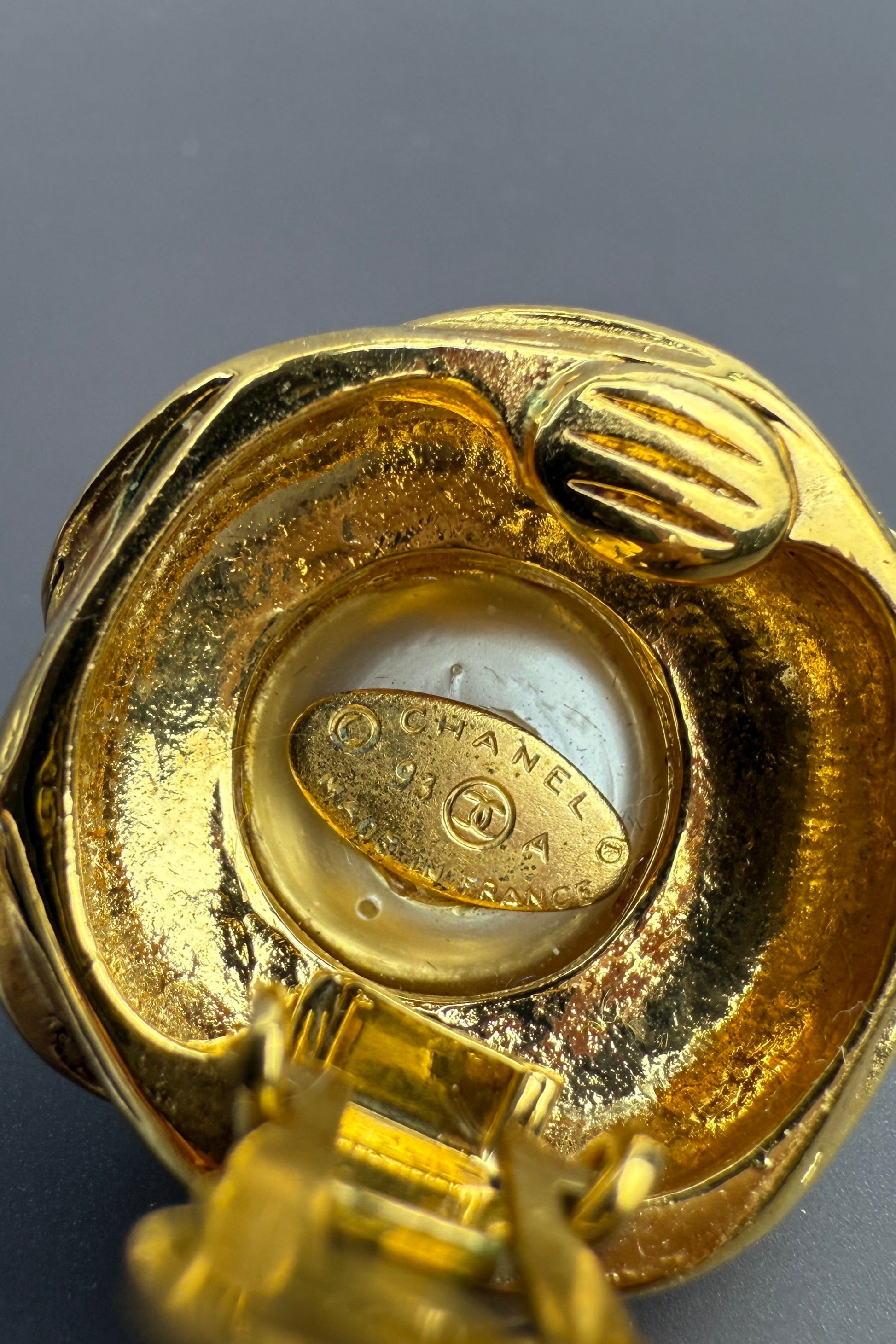 Clip signé Chanel, gravure “Made in France”, métal doré vintage.