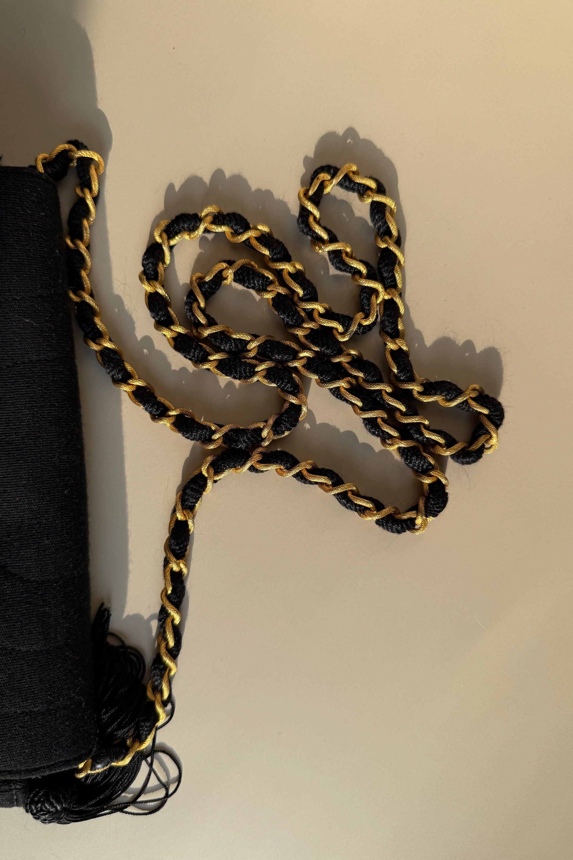 chaîne dorée du Chanel en tissu matelassé noir