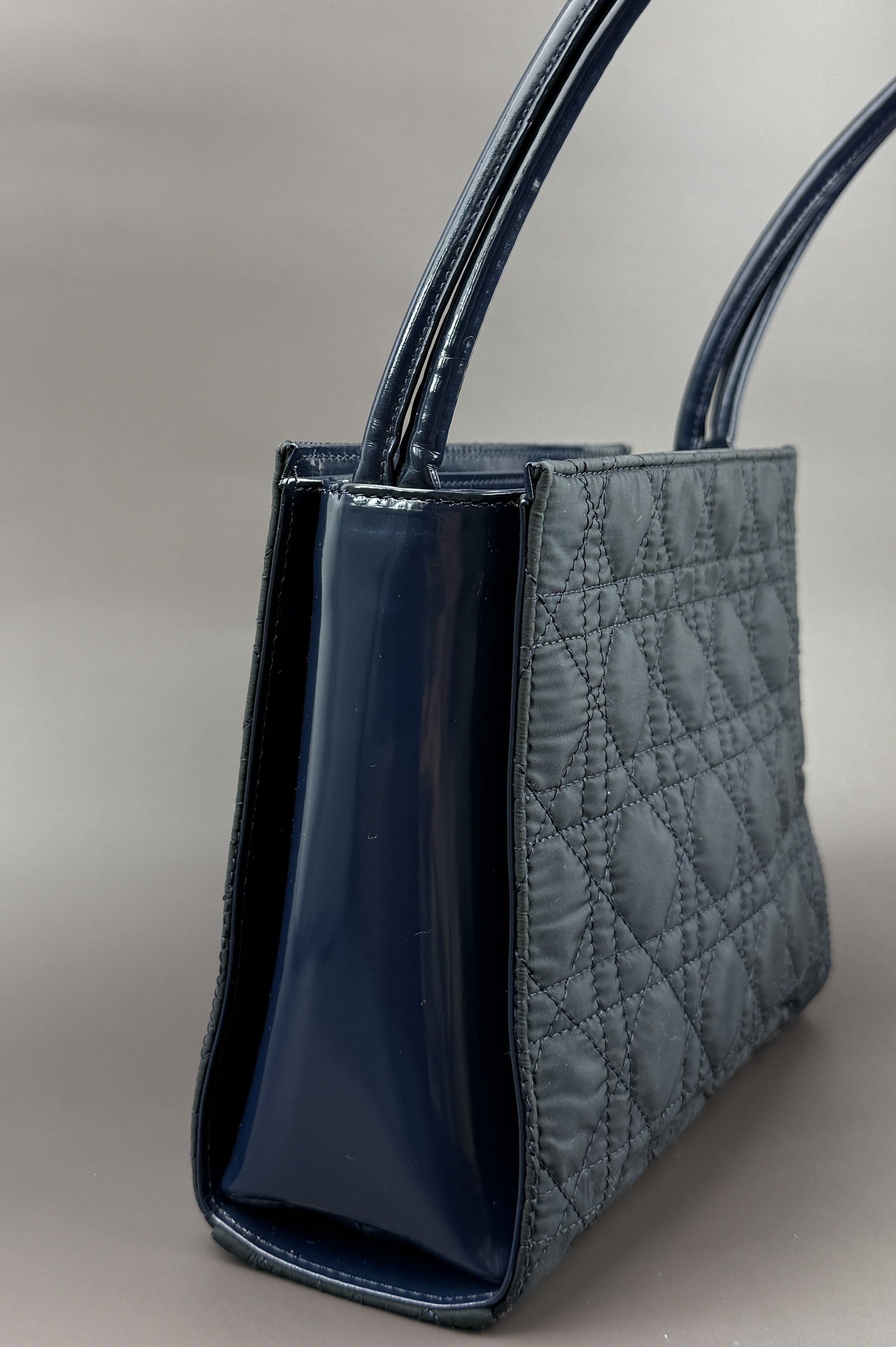 sac Christian Dior porté épaule en toile bleu marine - depuis côté