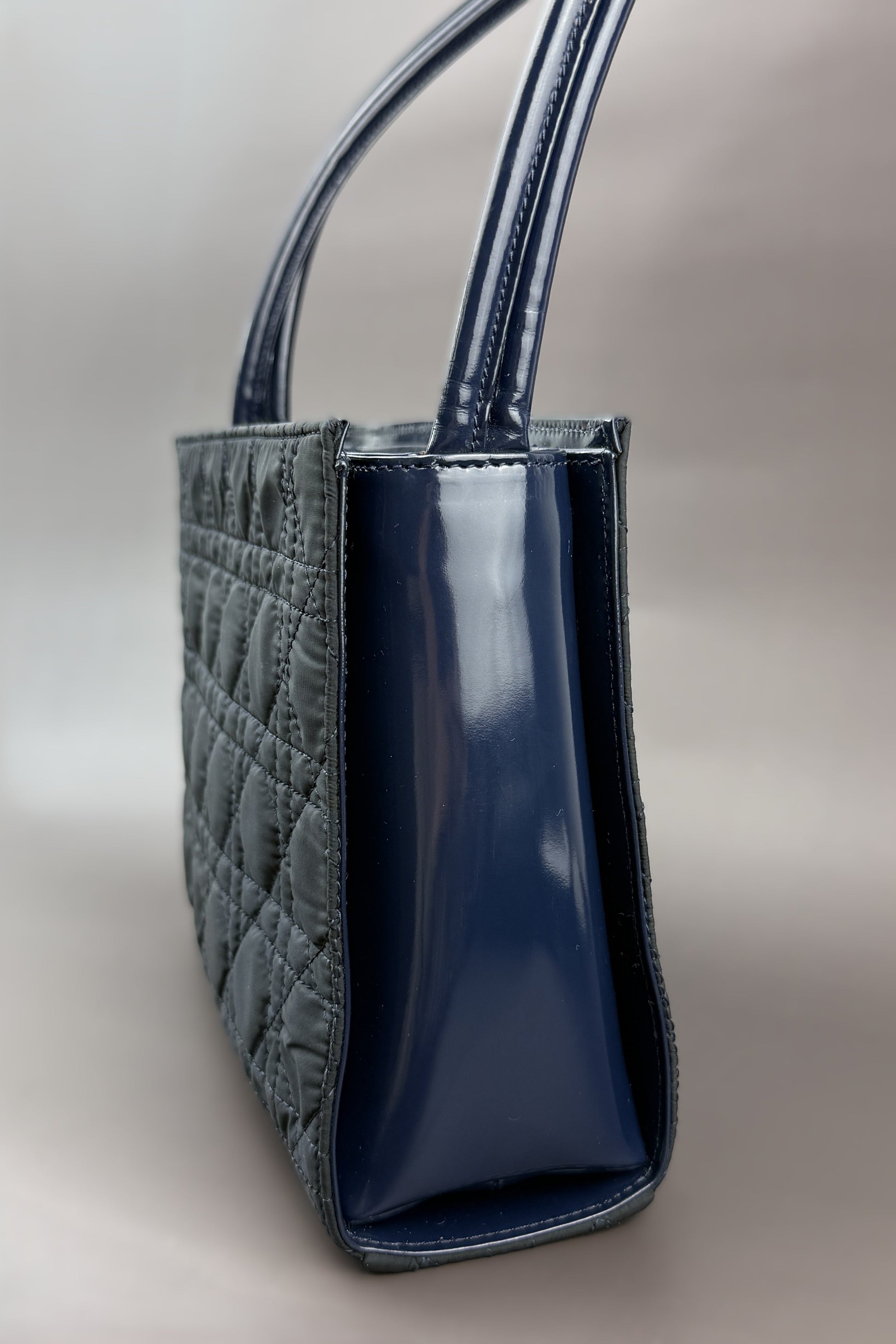 sac Christian Dior porté épaule en toile bleu marine de côté