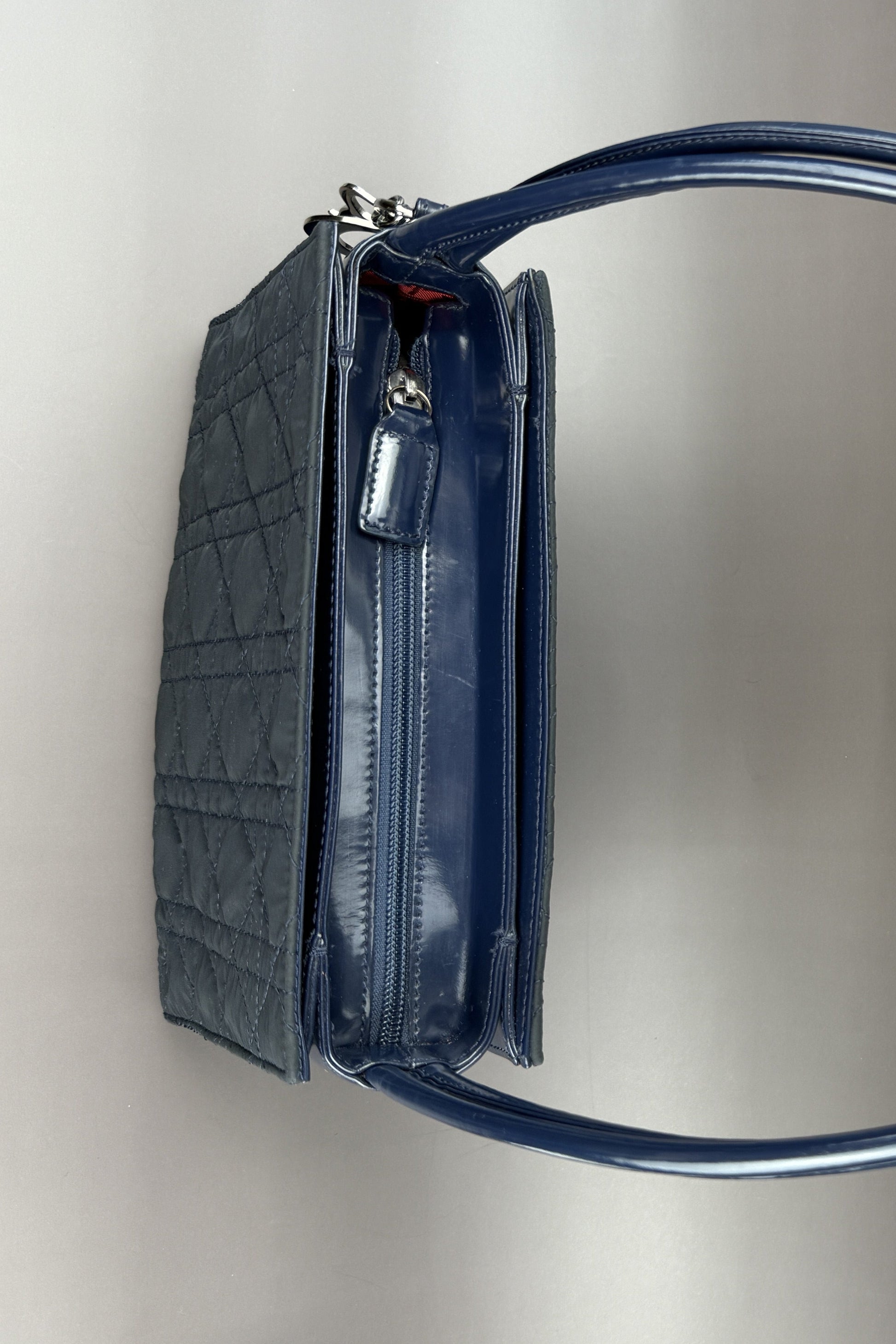 sac Christian Dior porté épaule en toile bleu marine - photo de haut