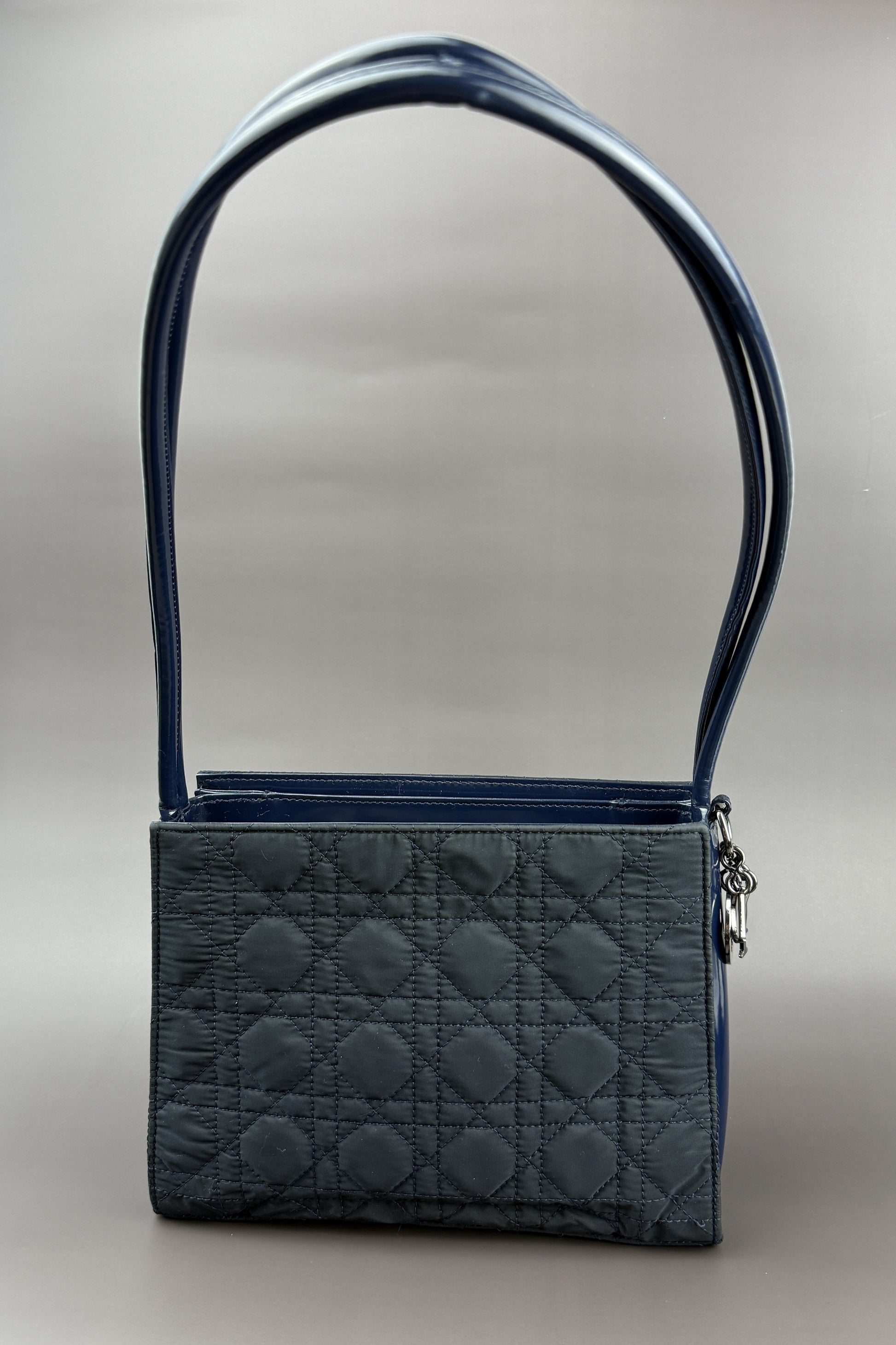 sac Christian Dior porté épaule en toile bleu marine -profile face