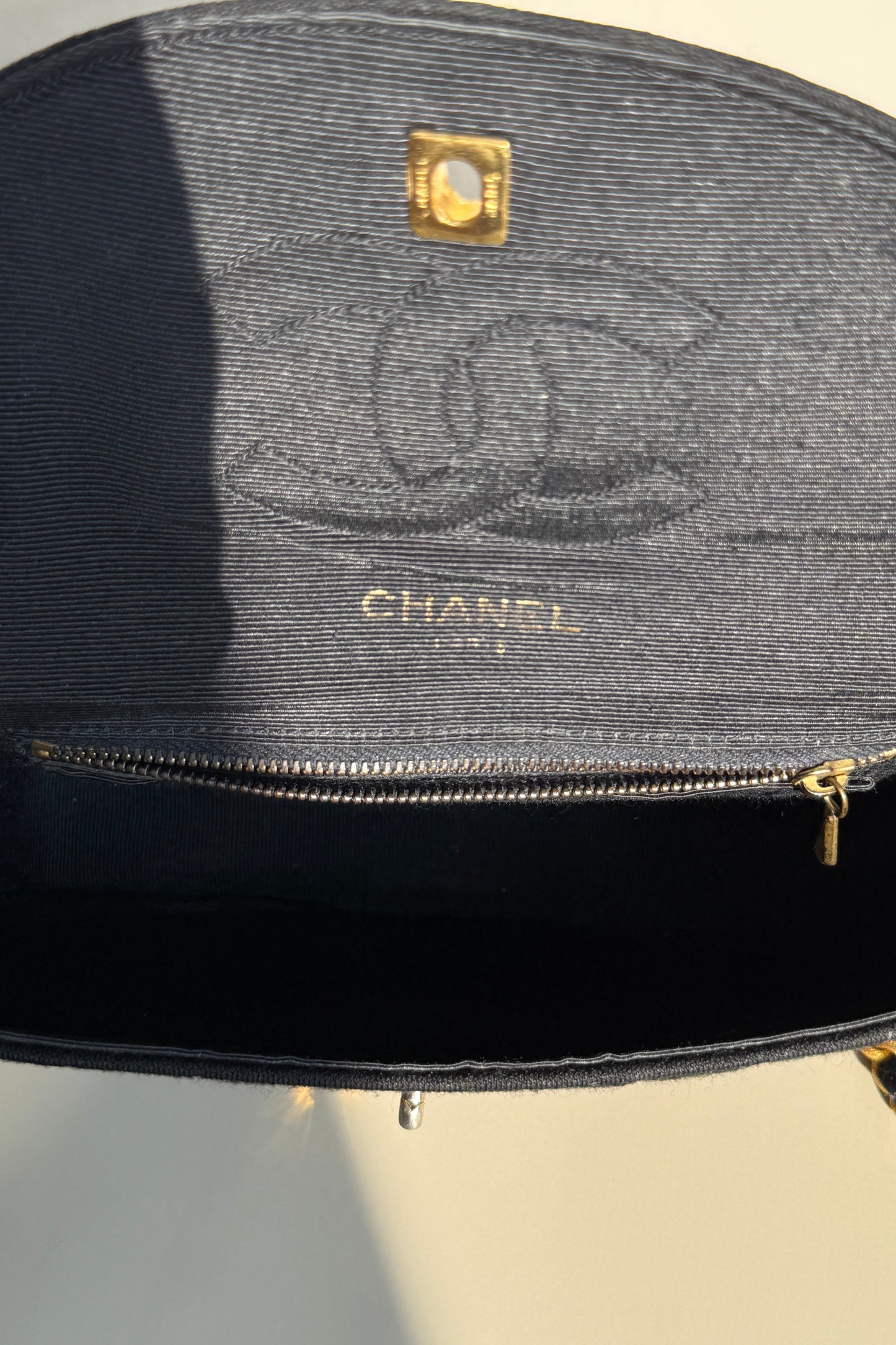 Intérieur du sac Chanel en tissu matelassé noir