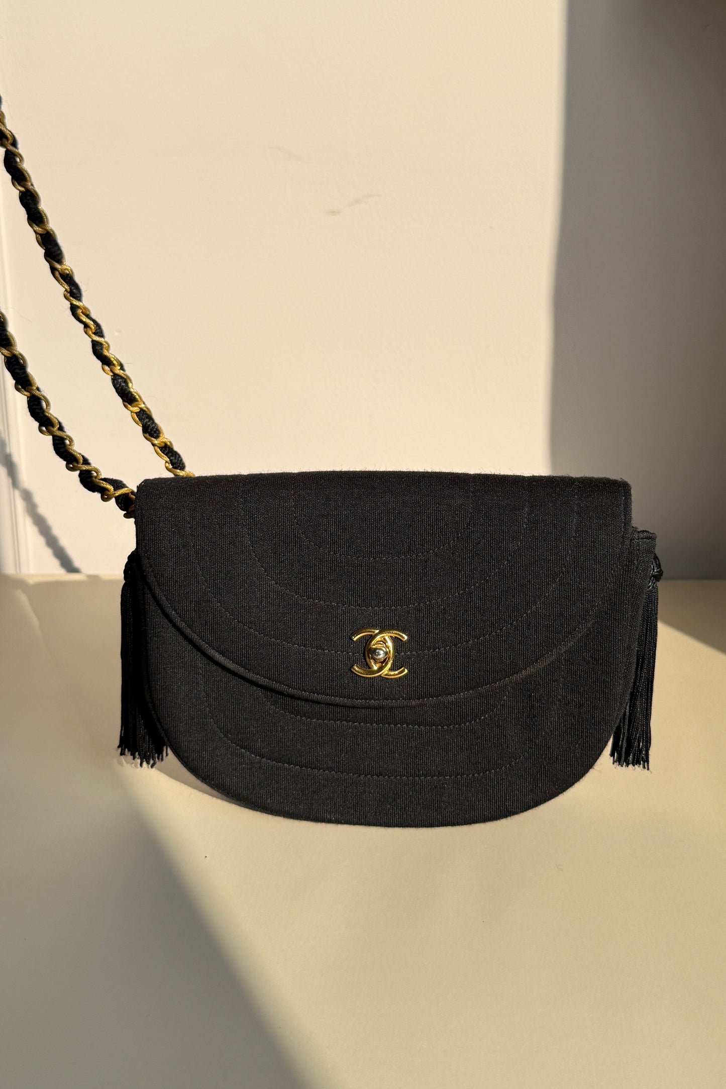 Sac Chanel vintage en tissu matelassé noir avec chaîne dorée