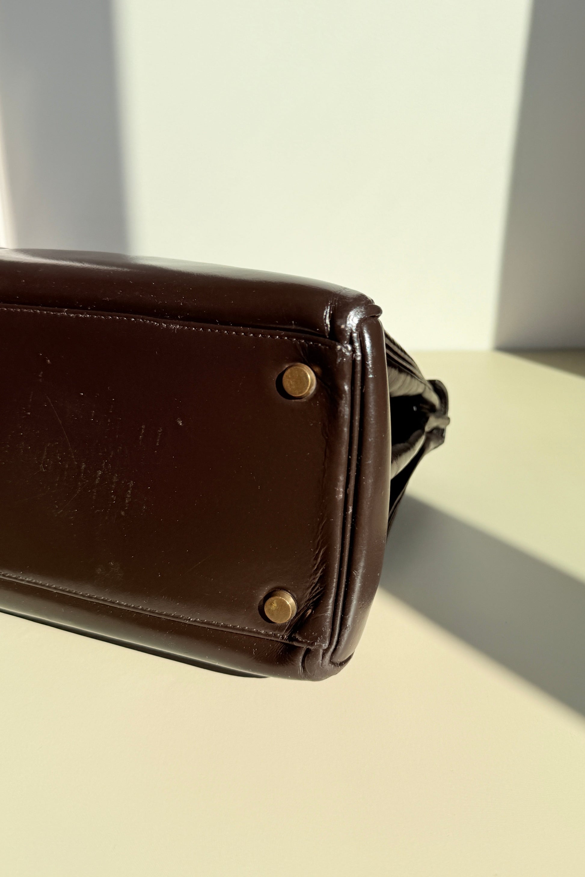 Sac kelly vintage Hermès marron, angle droite