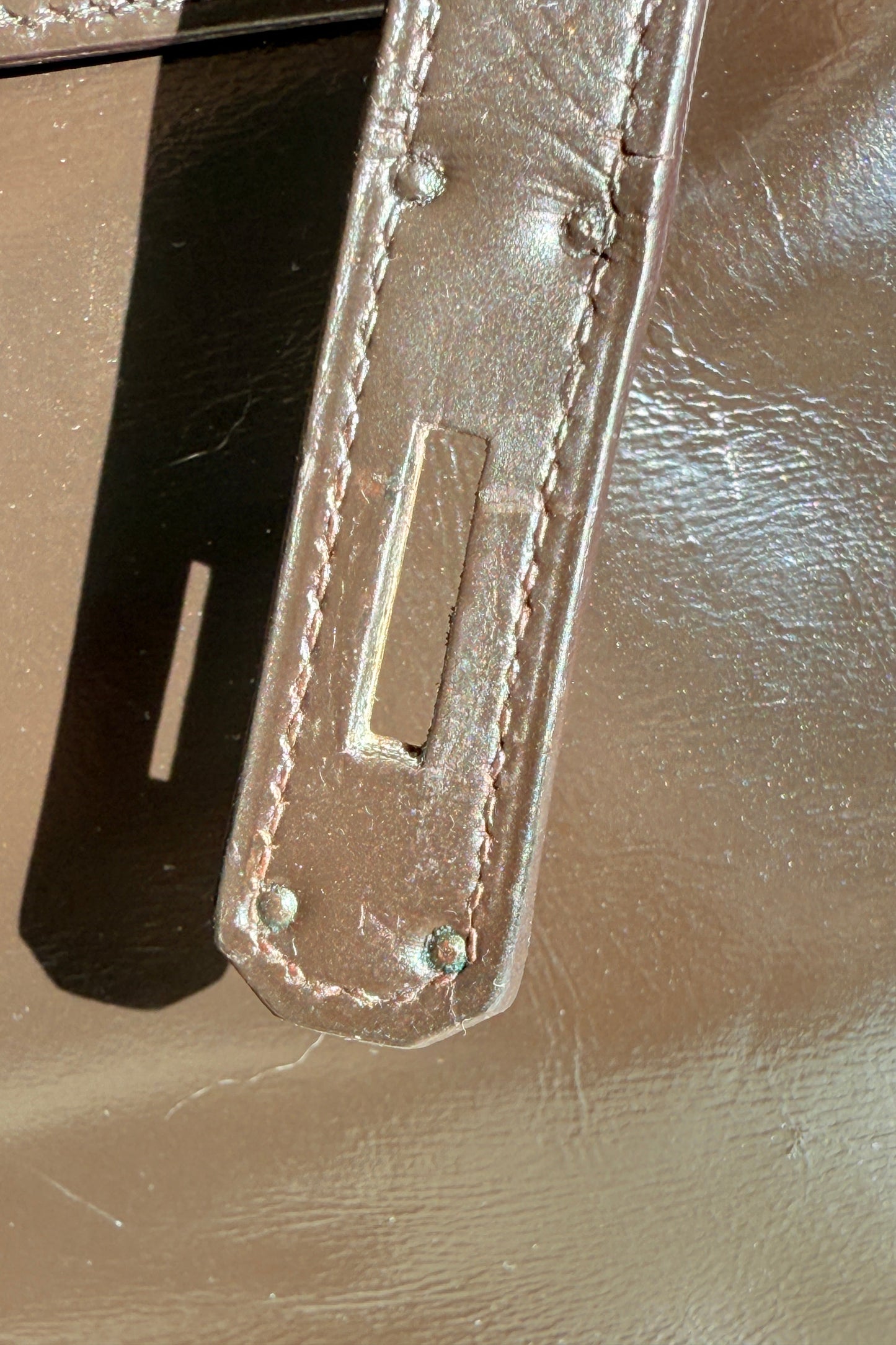 Detaille de sanglon de sac Hermès Kelly marron