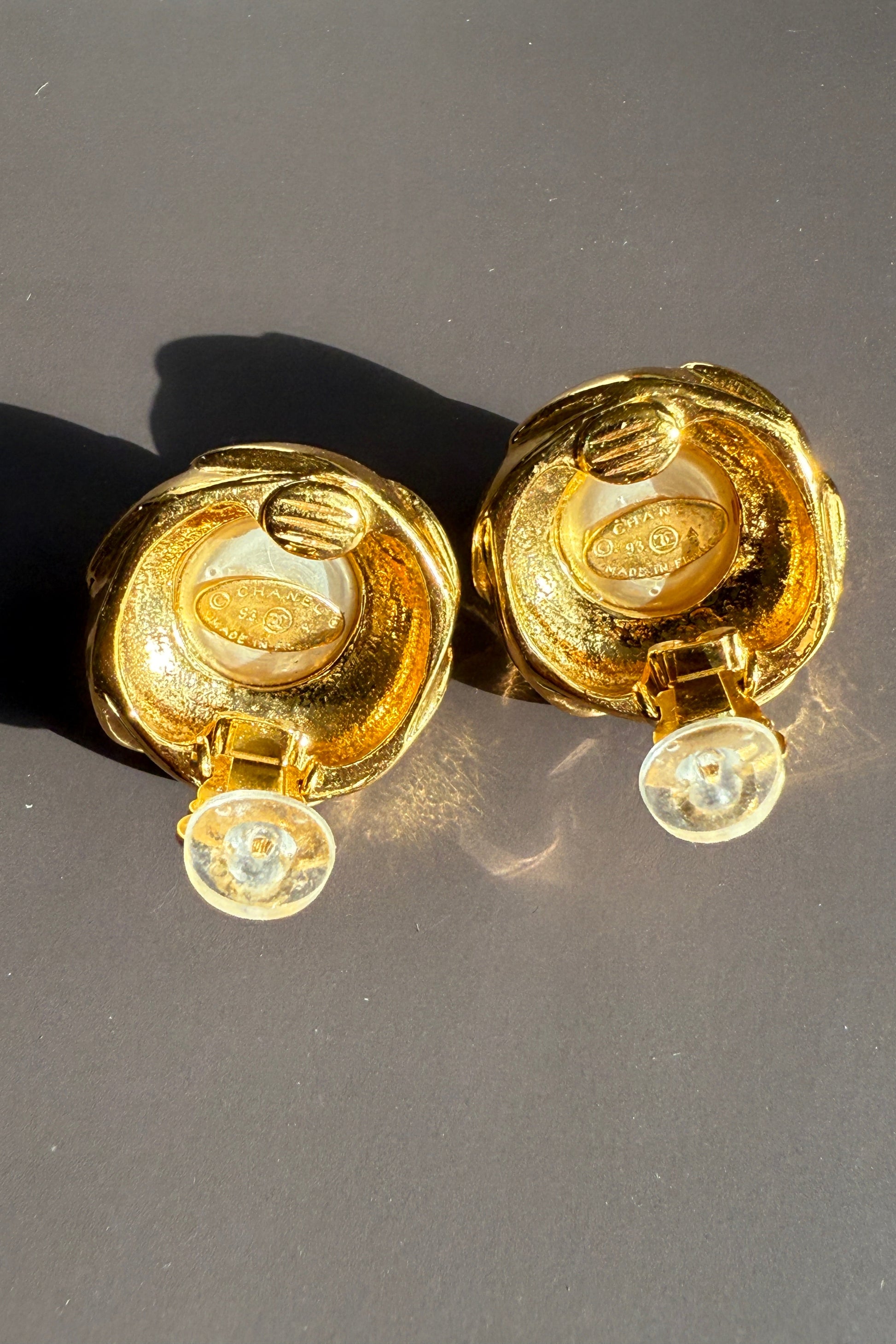 Fermoir clip signé Chanel, gravure “Made in France”, métal doré vintage.