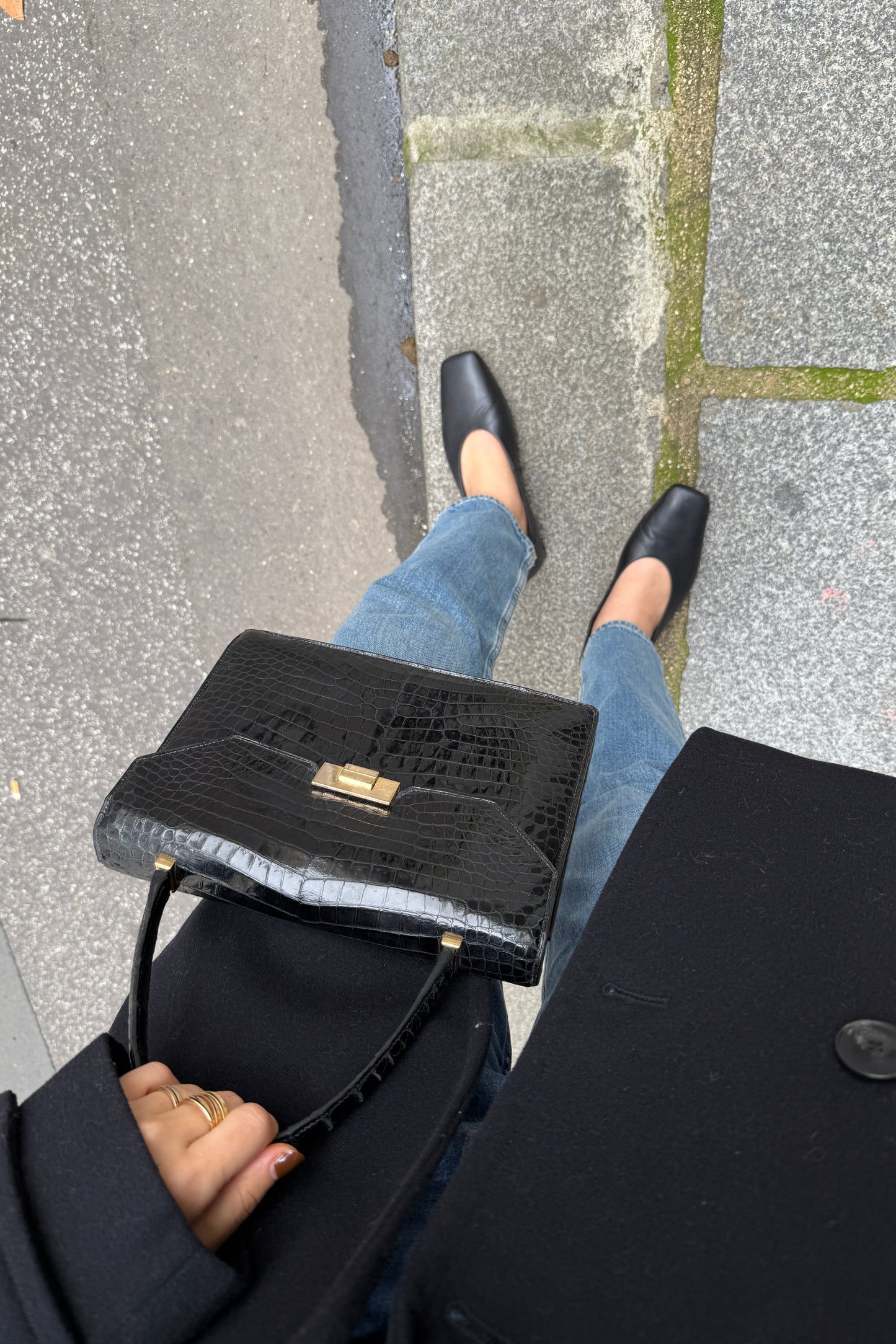 Sac Hermès Pascal en crocodile noir  dans la main style parisien