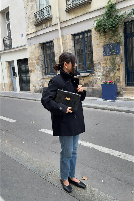 Femme avec Sac Hermès Pascal en crocodile noir dans la main à Paris