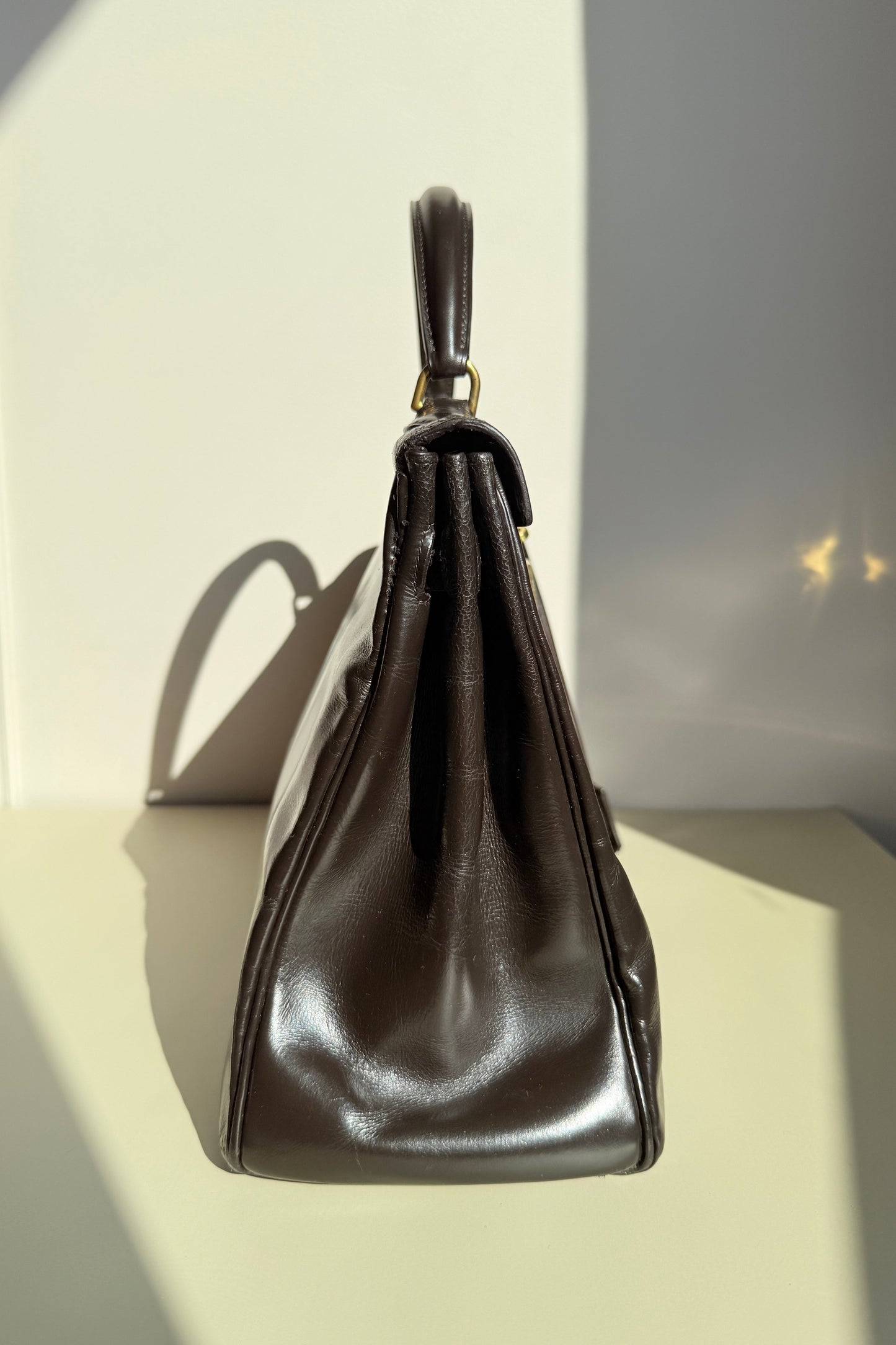 Sac kelly vintage Hermès marron coté droite