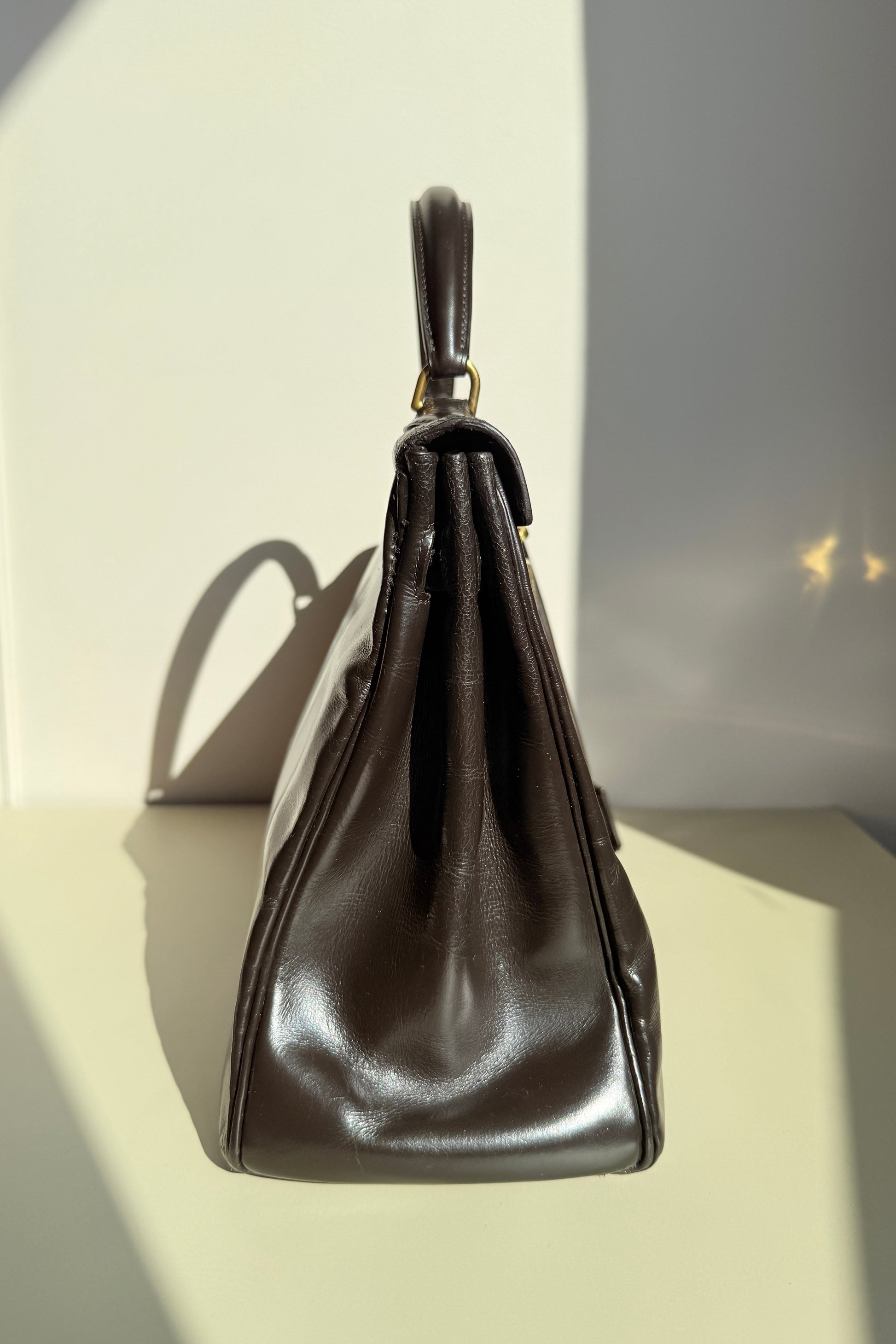 Sac kelly vintage Hermès marron coté droite