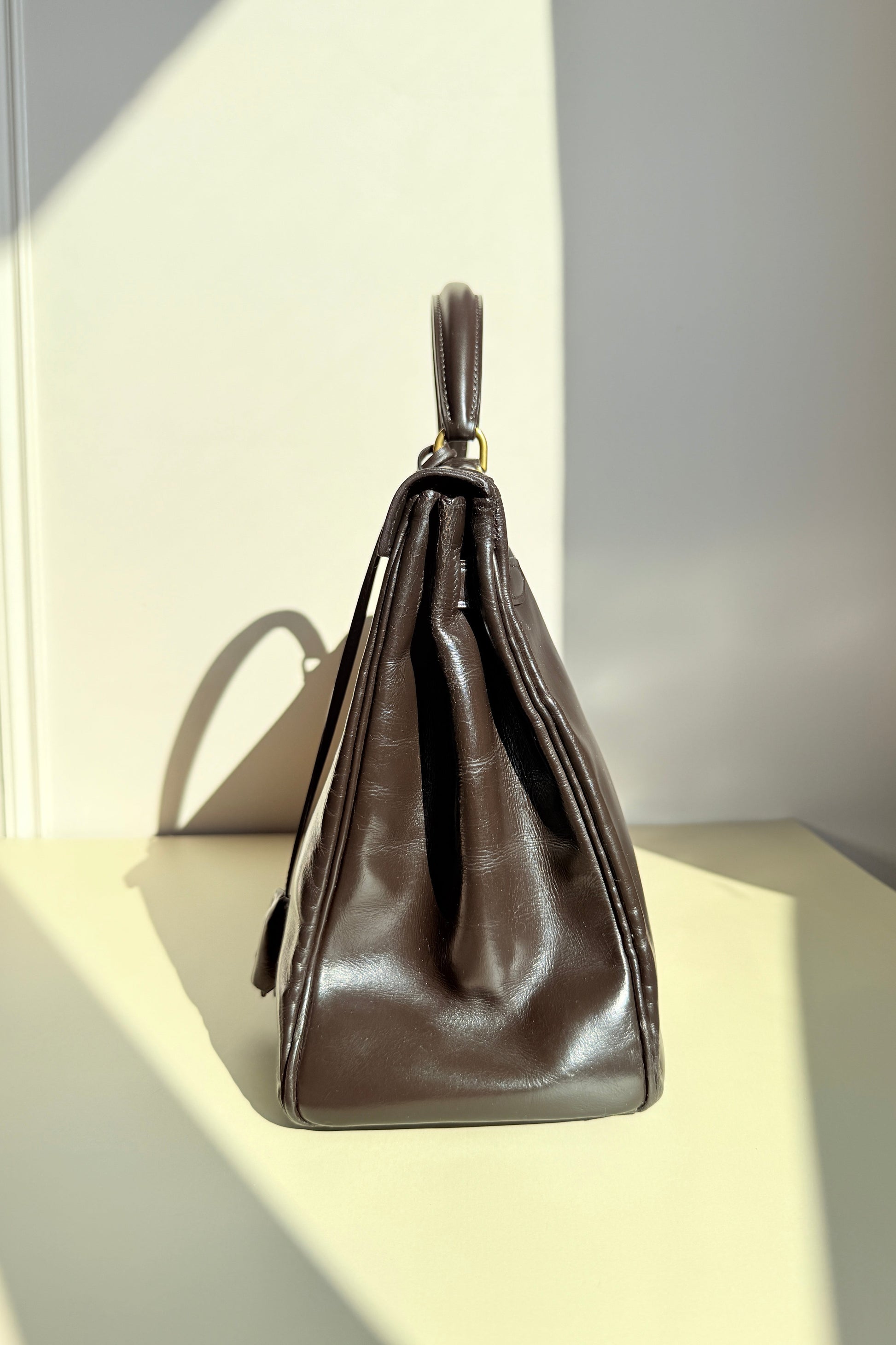 Sac kelly vintage Hermès marron coté gauche