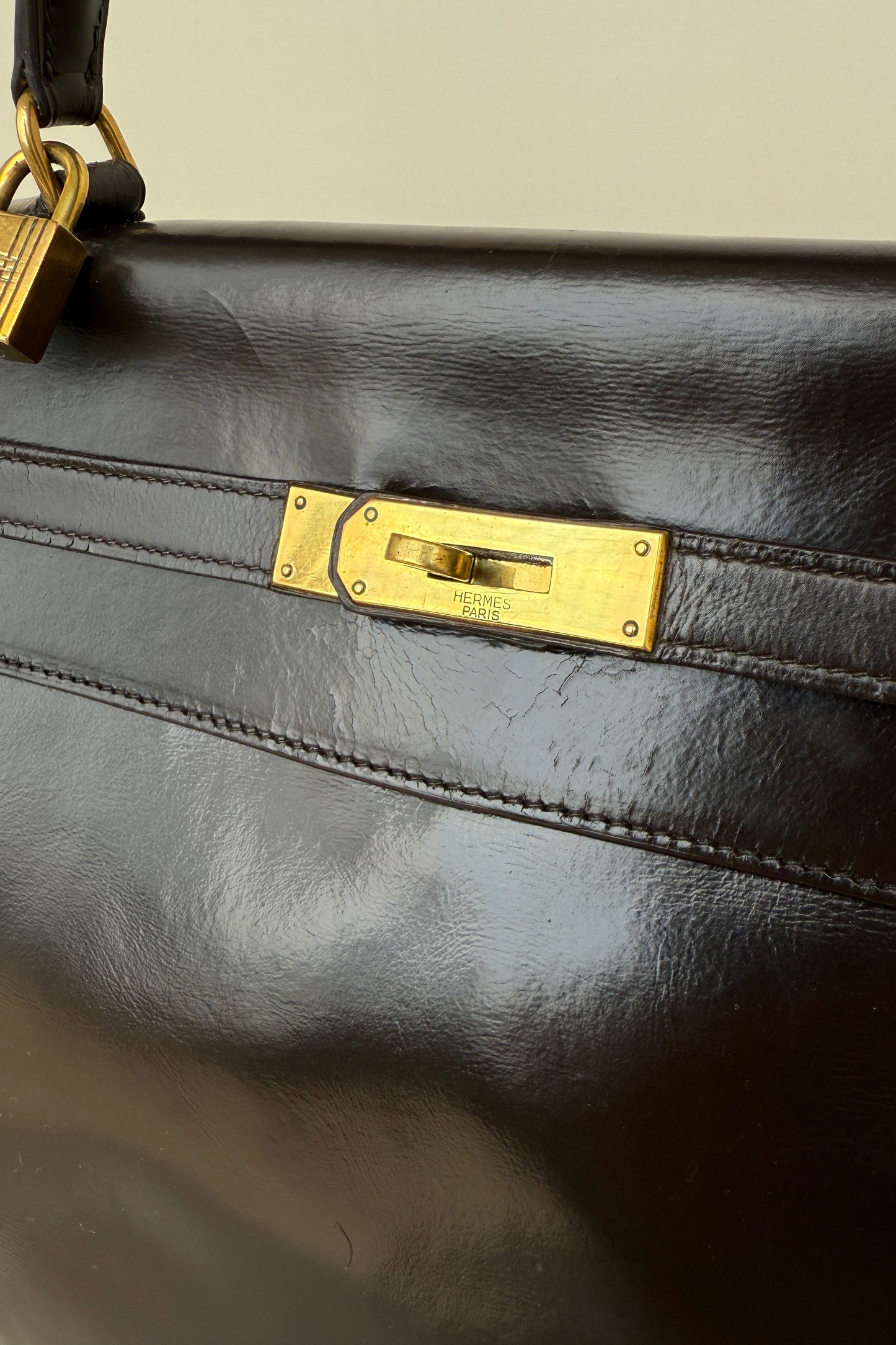 Sac kelly vintage Hermès marron zoom sur fermoir