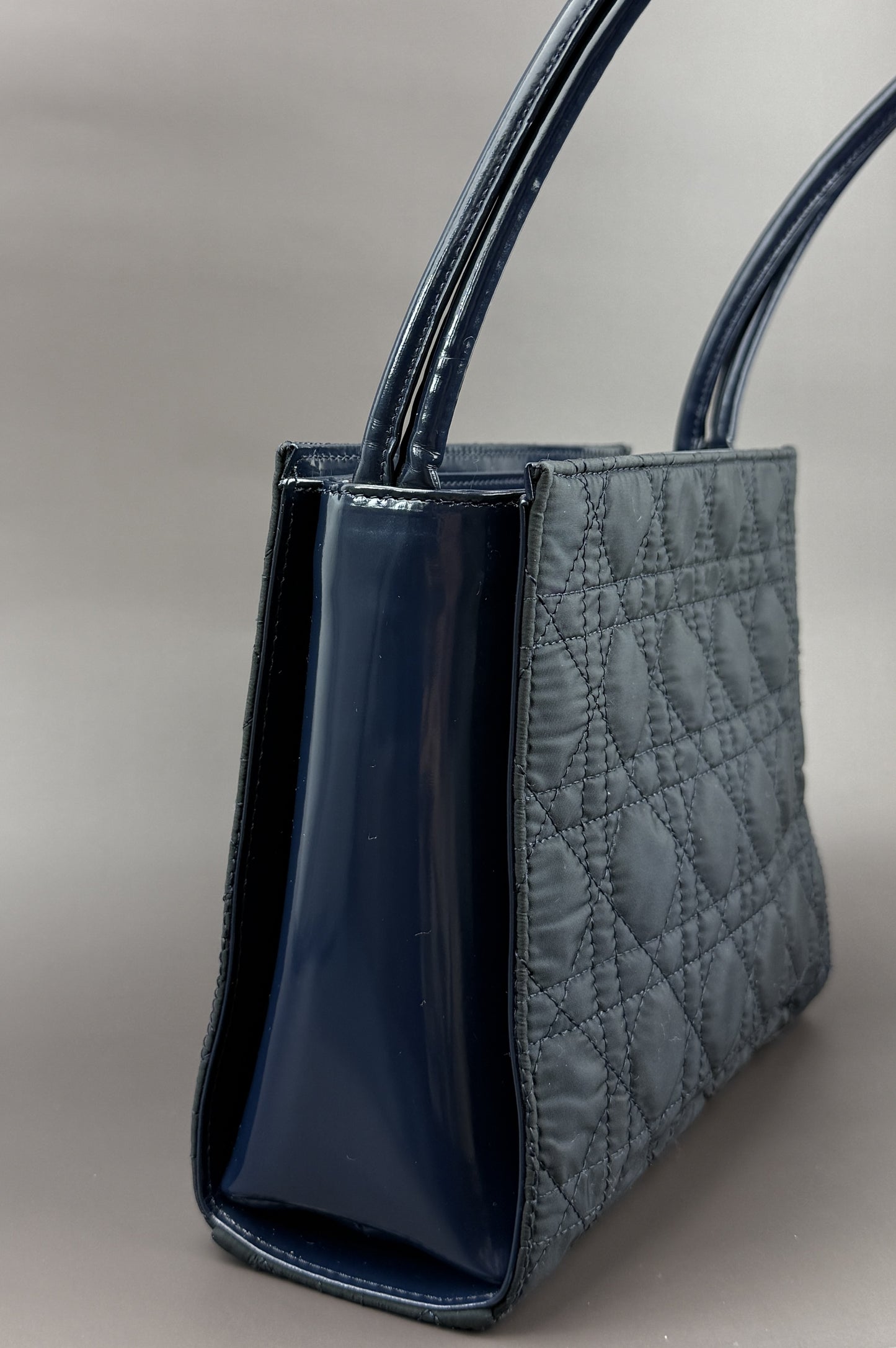 sac Christian Dior porté épaule en toile bleu marine - depuis côté