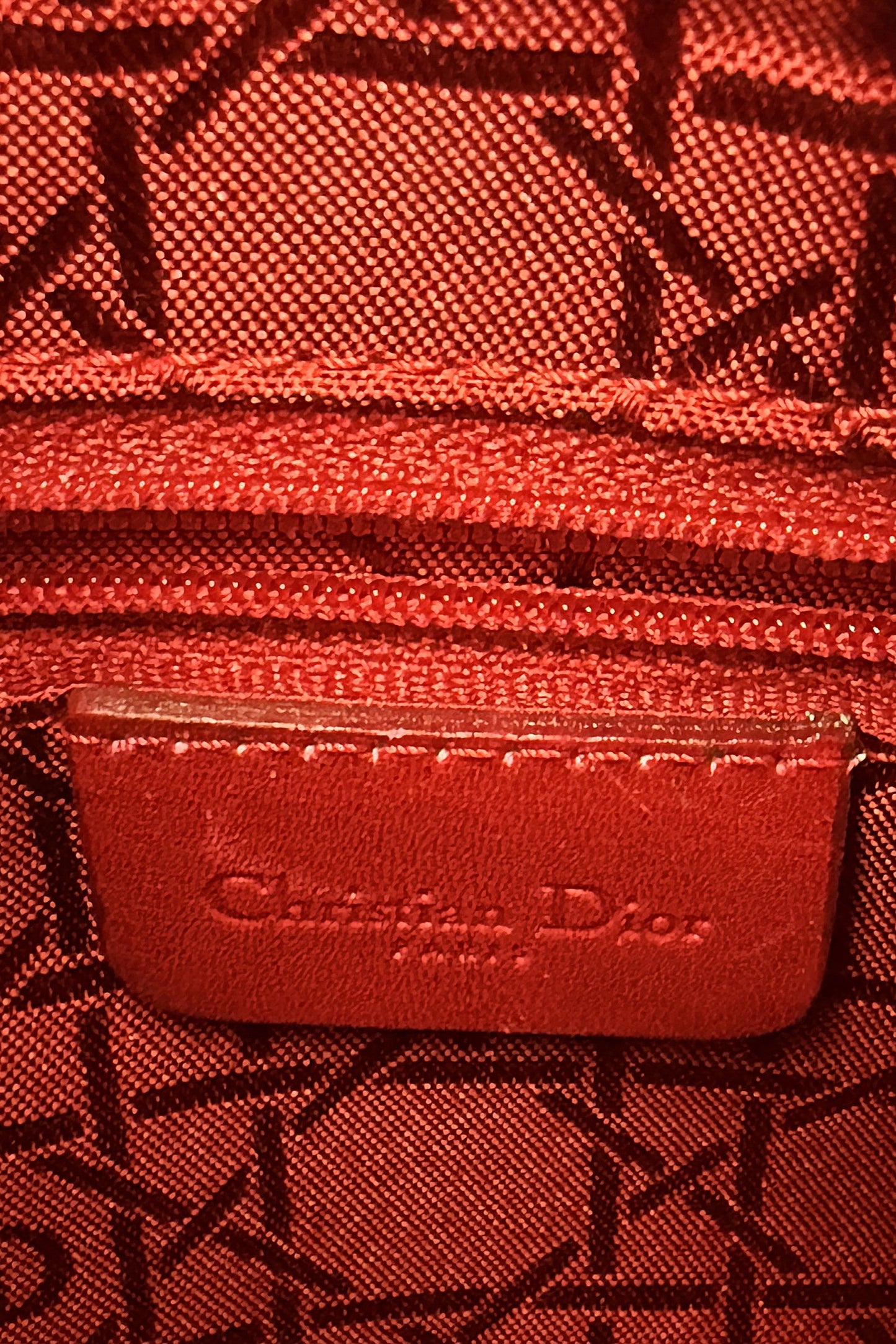 Logo Christian Dior intérieur de sa - toile rouge 