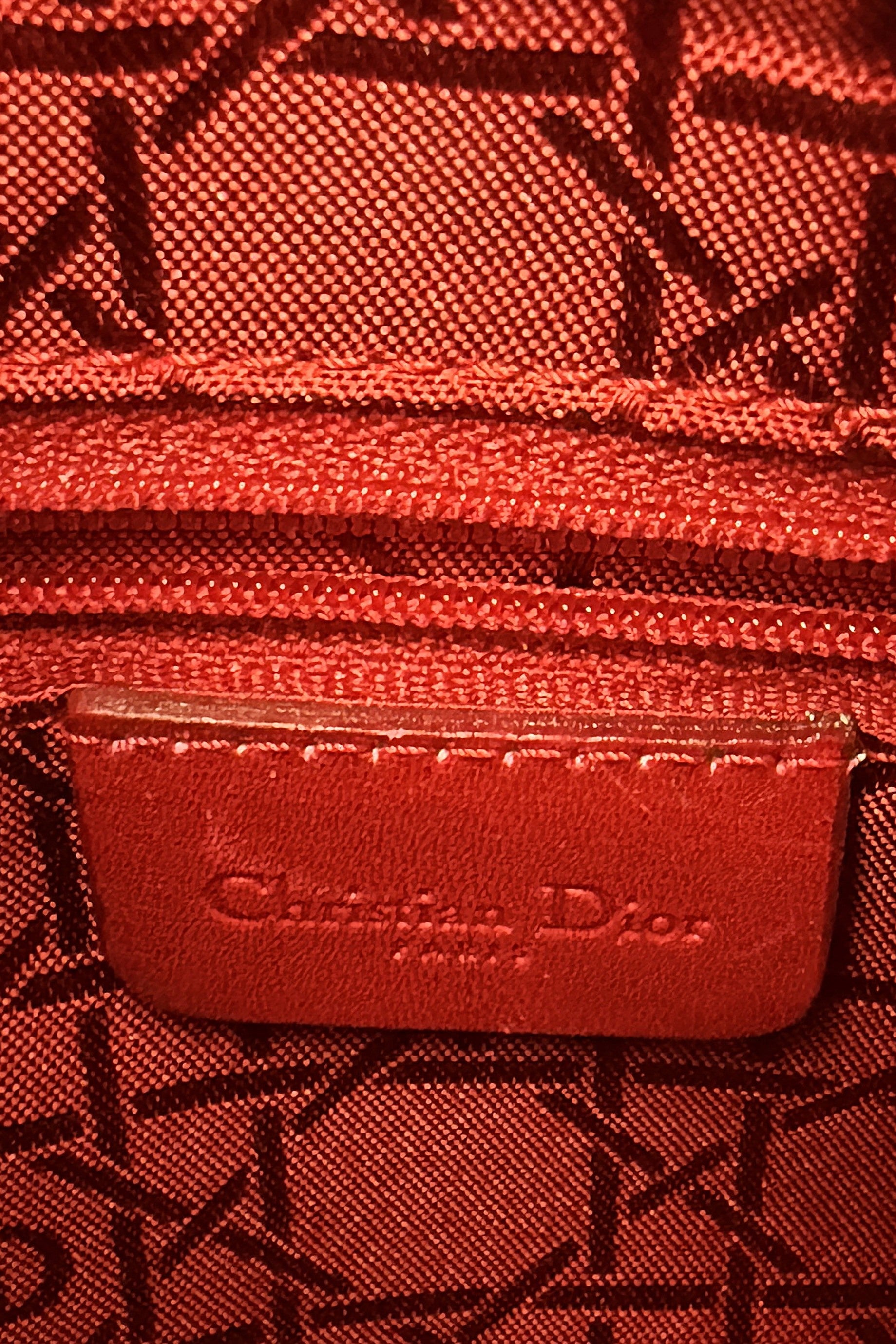 Logo Christian Dior intérieur de sa - toile rouge 