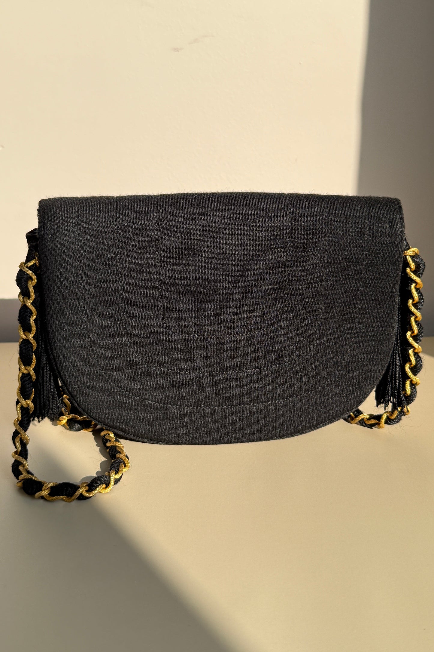 Dos du sac Chanel vintage en tissu matelassé noir avec chaîne dorée