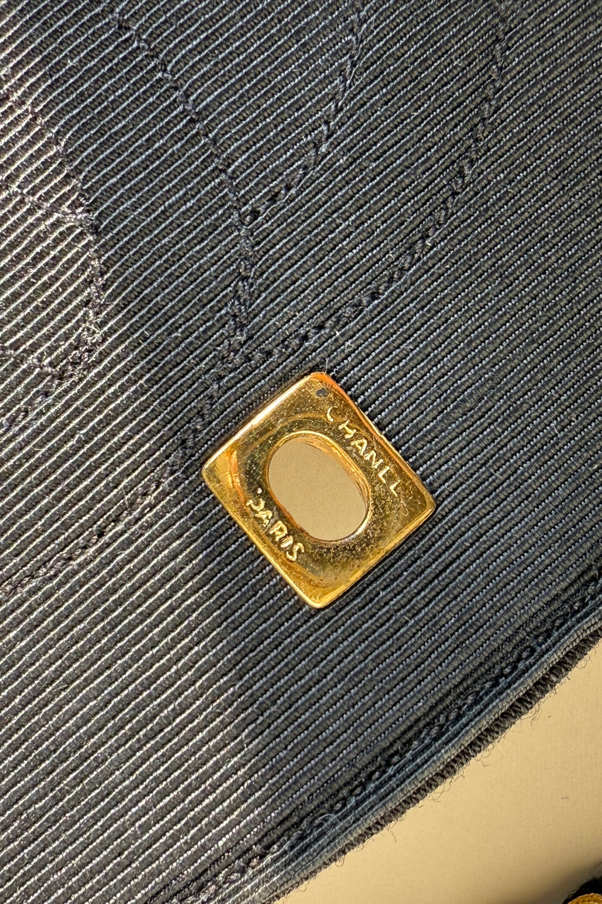 Détail du sac Chanel noir, fermoir signé